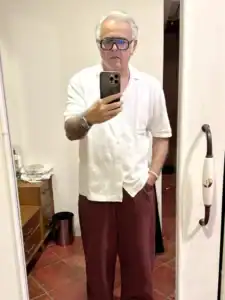 Hansal Mehta clicking his picture iin front of the mirror.